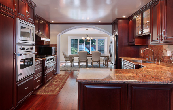 Красивая кухня с деревянной отделкой