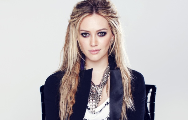 Красивая длинноволосая актриса Хилари Дафф