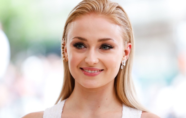 Красивая рыжеволосая актриса Софи Тёрнер с очаровательной улыбкой