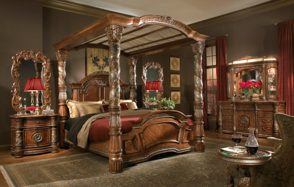 Спальня в старинном стиле с большой деревянной кроватью 