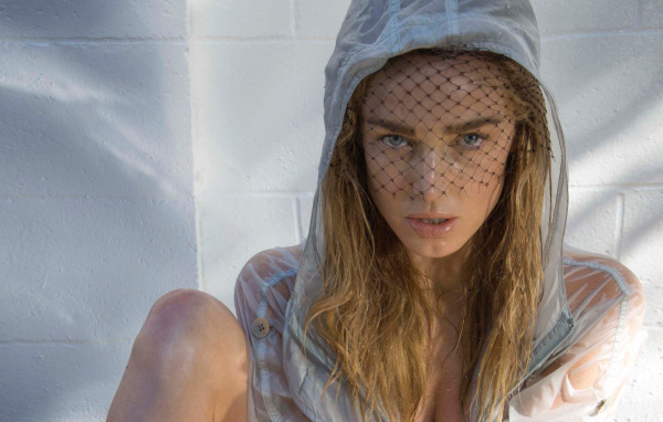 Девушка блондинка, актриса Кейти Лотц