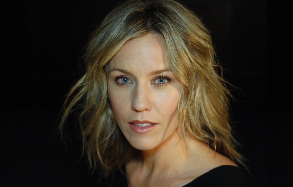 Голубоглазая блондинка, австралийская актриса Симона Макаллай