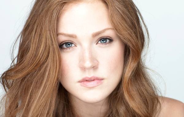 Голубоглазая длинноволосая девушка актриса Магги Джха