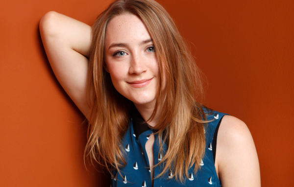 Голубоглазая популярная молодая актриса Сирша Ронан