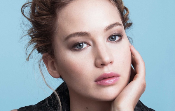 Голубоглазая нежная девушка, актриса Дженнифер Лоуренс