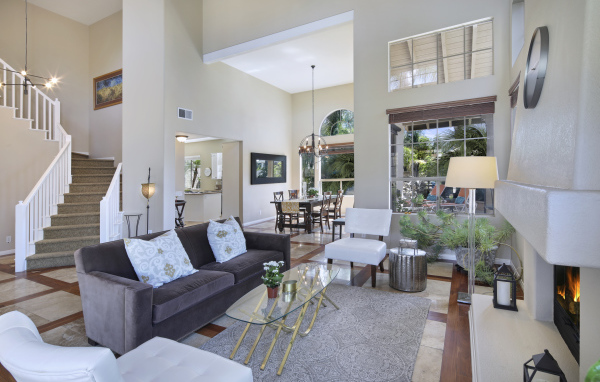 Светлая гостинная с камином и лестницей на второй этаж