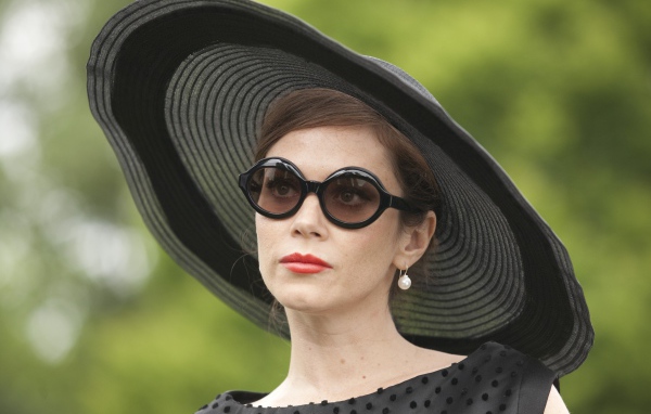 Британская актриса Анна Фрил в большой черном шляпе 