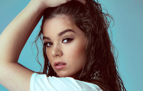 Кареглазая девушка актриса Хейли Стейнфилд