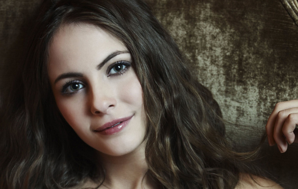 Брюнетка с красивыми глазами, актриса Уилла Холланд