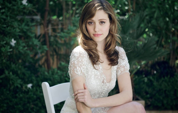 Нежная девушка актриса Эмми Россум с белом платье