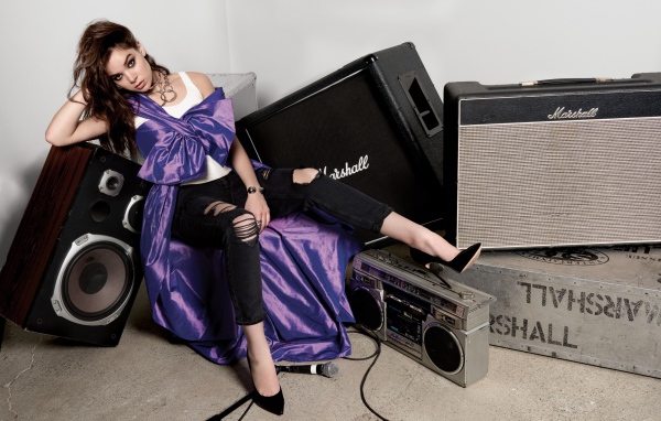 Эффектная актриса Хейли Стейнфилд сидит на больших колонках