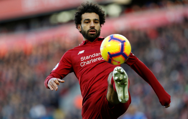 Египетский футболист Мохаммед Салах отбивает мяч