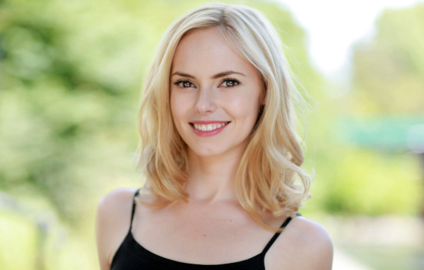 Английская актриса Ханна Тоинтон с очаровательной улыбкой