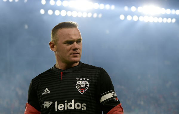 Английский футболист Уэйн Руни на футбольном поле