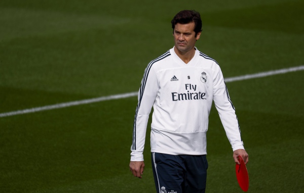 Футбольный тренер Сантьяго Солари на футбольном поле