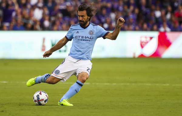 Футболист Андреа Пирло на поле с мячом