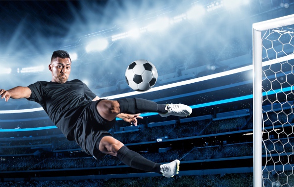 Футболист отбивает мяч в воротах