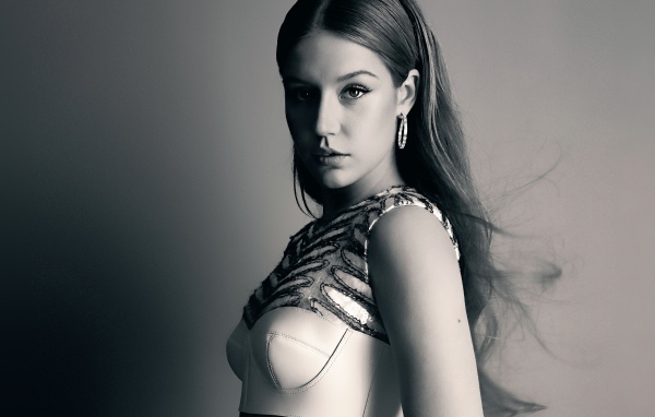 Французская актриса Адель Экзаркопулос на сером фоне 