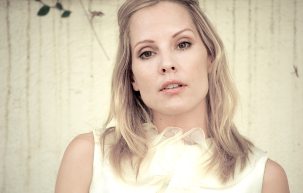 Нежная актриса Эмма Колфилд