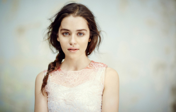 Нежная девушка, популярная актриса Эмилия Кларк