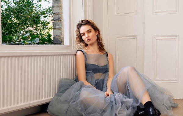 Нежная девушка актриса Лили Джеймс в красивом платье