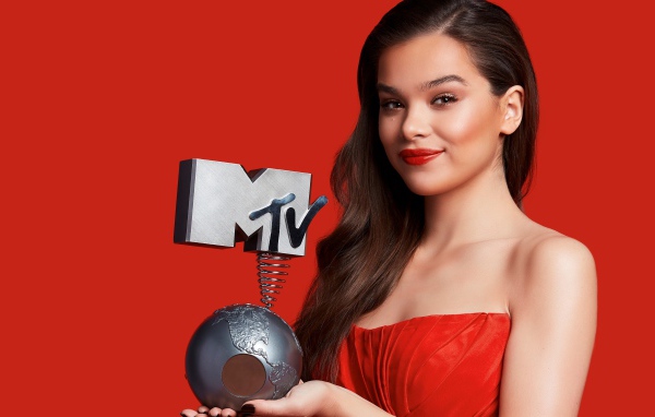 Хейли Стейнфилд с премией MTV на красном фоне