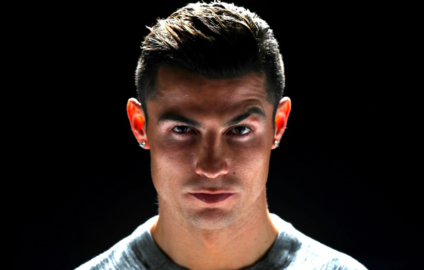 Красивый футболист Криштиану Роналду фото на черном фоне