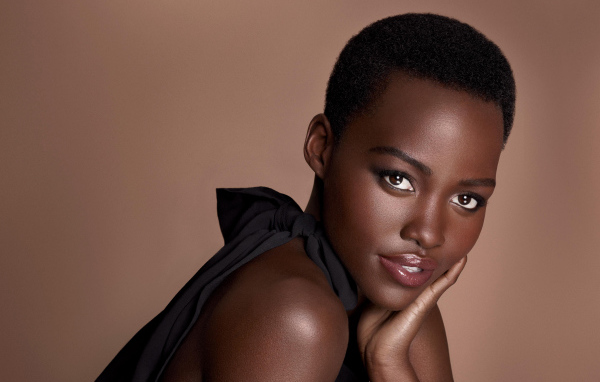 Кенийская актриса Люпита Нионго