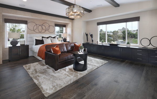 Большая спальная комната с кожаным диваном