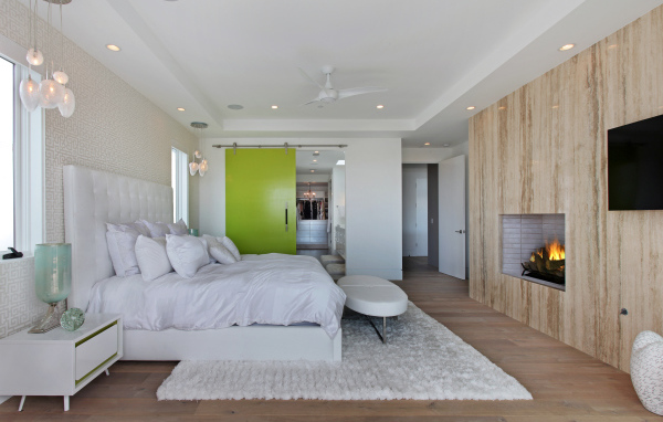 Большая светлая спальная комната с камином