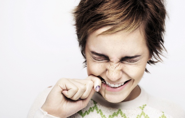 Смеющаяся актриса Эмма Уотсон с короткой стрижкой