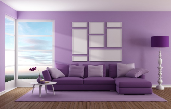 Гостиная комната с диваном у окна в фиолетовом цвете 