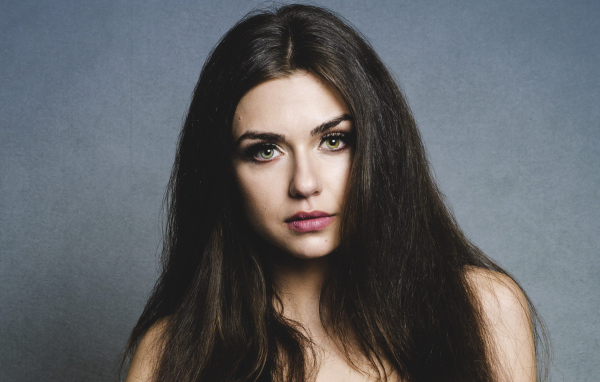 Длинноволосая зеленоглазая брюнетка, актриса Виктория Конфал