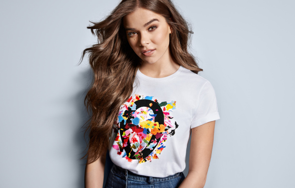 Длинноволосая шатенка, актриса Хейли Стейнфилд