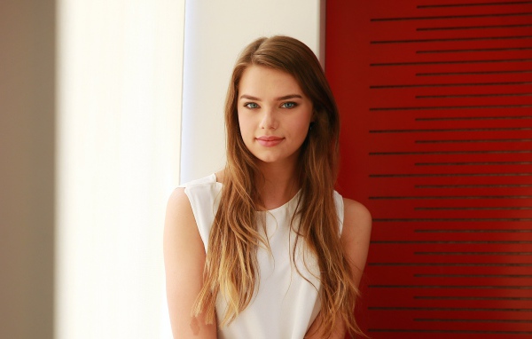 Милая длинноволосая девушка актриса Индиана Эванс