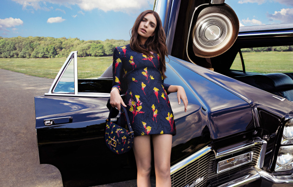 Модель, актриса Эмили Ратаковски у черного автомобиля