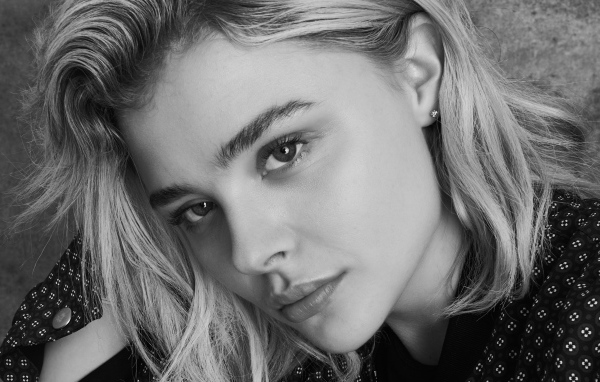 Популярная актриса Хлоя Грейс Морец черно- белое фото