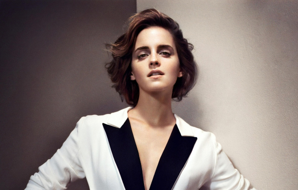 Популярная актриса Эмма Уотсон в пиджаке