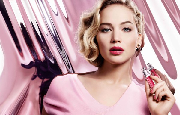 Популярная актриса Дженнифер Лоуренс с блеском для губ в руках