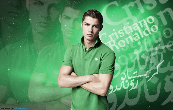 Популярный футболист Криштиану Роналду фото на зеленом фоне