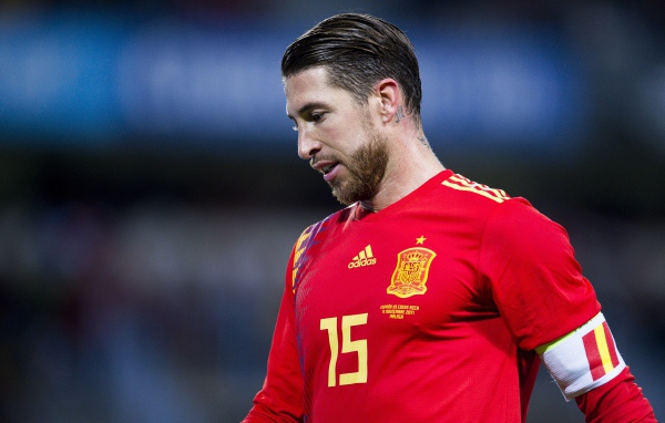 Популярный футболист Серхио Рамос на футбольном поле