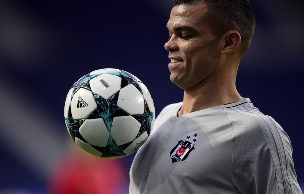 Португальский футболист Пепе с мячом