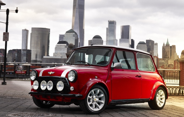 Красный Mini Electric Concept, 2018 года на фоне города