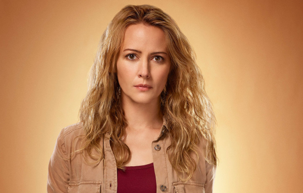 Серьезная американская актриса Эми Экер