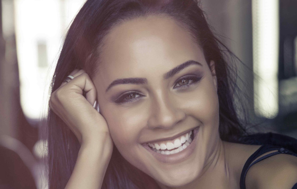 Улыбающаяся американская актриса Тристин Мэйс