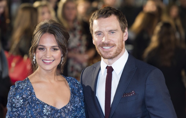 Улыбающиеся актеры Алисия Викандер и Майкл Фассбендер