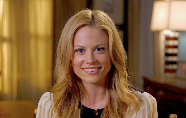 Улыбающаяся актриса Клэр Коффи