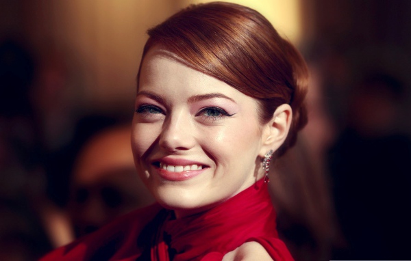 Улыбающаяся актриса Эмма Стоун