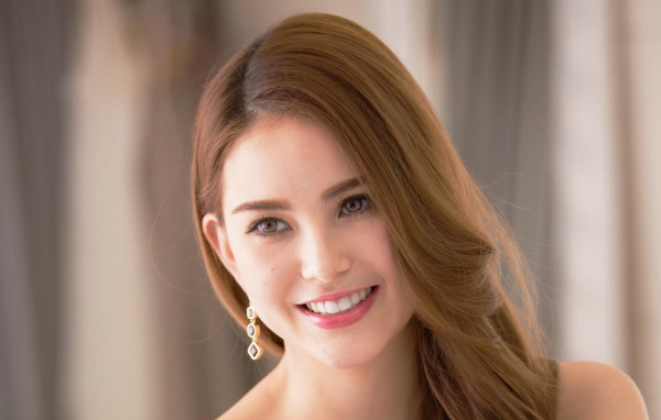 Улыбающаяся актриса Ханна Куинливан