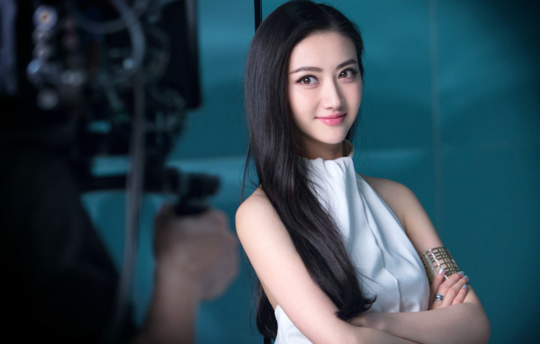 Улыбающаяся актриса Цзин Тянь